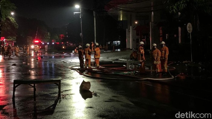 Pom bensin di Jalan Margomulyo, Surabaya nyaris terbakar diduga akibat pipa gas bocor. Tidak ada korban jiwa dalam kebocoran gas ini.