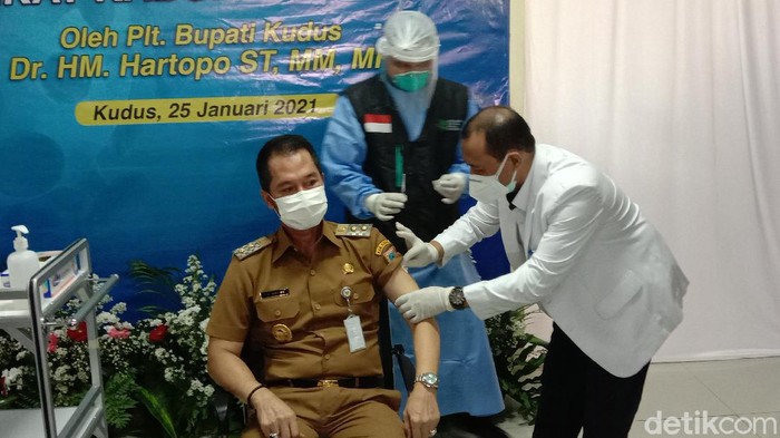 Plt Bupati Kudus, HM Hartopo, mendapat vaksinasi Corona