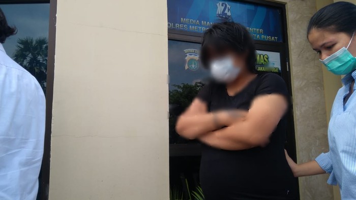 Polisi amankan perempuan yang berbuat mesum di halte bus Senen, Jakpus
