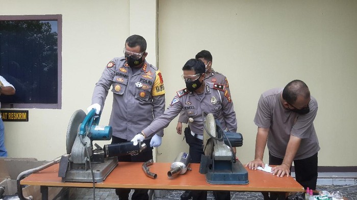 Polisi musnahkan knalpot brong di Pekanbaru (Raja Adil-detikcom)
