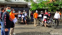 Adegan dimulai saat Rahmat, Frans, Maftuhi, dan Vidi berbocengan dengan dua motor tiba di dekat lokasi dan memantau dari balik tanaman. Saat saksi bernama Teguh yang membawa uang perusahaan turun dari mobil di seberang kantornya, para pelaku langsung bersiap melaju.