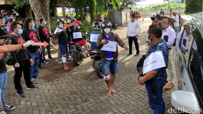 Polisi menggelar prarekonstruksi perampokan setengah miliar rupiah di Kota Semarang. Para tersangka pun dihadirkan dalam proses prarekonstruksi tersebut.