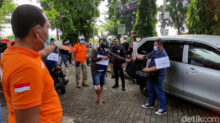 Potret Prarekonstruksi Perampokan Setengah Miliar Rupiah di Semarang Polisi menggelar prarekonstruksi perampokan setengah miliar rupiah di Kota Semarang. Para tersangka pun dihadirkan dalam proses prarekonstruksi tersebut.
