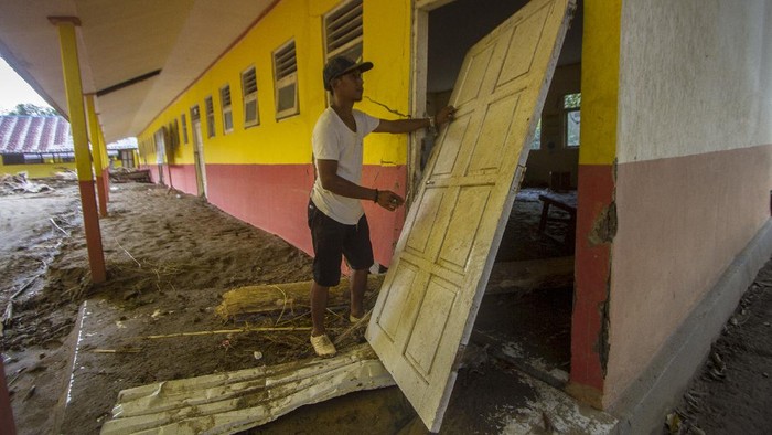 RATUSAN RIBU JIWA MENGUNGSI AKIBAT BANJIR DI KALSEL Warga melihat kondisi sebuah bangunan sekolah dasar negeri yang terdampak banjir bandang di Desa Datar Ajab, Kabupaten Hulu Sungai Tengah, Kalimantan Selatan, Minggu (24/1/2021). Berdasarkan data terbaru dari Badan Penanggulangan Bencana Daerah (BPBD) Provinsi Kalimantan Selatan pada Minggu (24/1/2021), bencana alam banjir di 11 Kabupaten/Kota di Kalimantan Selatan mengakibatan sebanyak 113.420 warga mengungsi serta berdampak pada 628 sekolah, 609 tempat ibadah, 75 jembatan, 99.258 rumah dan 46.235 hektare lahan sawah. ANTARA FOTO/Bayu Pratama S/foc.