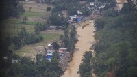 Foto udara kondisi sebuah desa yang luluh lantak akibat banjir bandang di Kabupaten Hulu Sungai Tengah, Kalimantan Selatan, Minggu (24/1/2021).