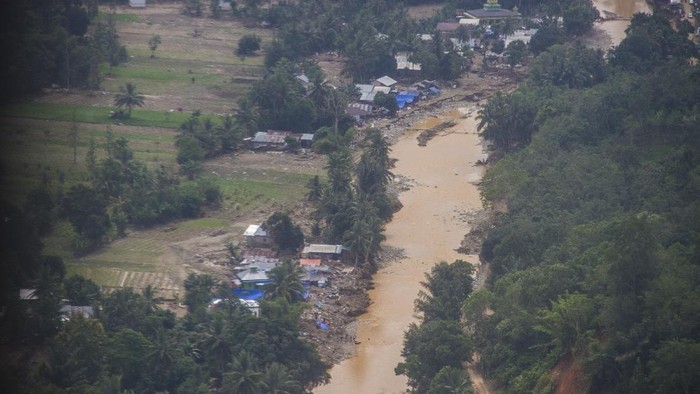 Warga melihat kondisi sebuah bangunan sekolah dasar negeri yang terdampak banjir bandang di Desa Datar Ajab, Kabupaten Hulu Sungai Tengah, Kalimantan Selatan, Minggu (24/1/2021). Berdasarkan data terbaru dari Badan Penanggulangan Bencana Daerah (BPBD) Provinsi Kalimantan Selatan pada Minggu (24/1/2021), bencana alam banjir di 11 Kabupaten/Kota di Kalimantan Selatan mengakibatan sebanyak 113.420 warga mengungsi serta berdampak pada 628 sekolah, 609 tempat ibadah, 75 jembatan, 99.258 rumah dan 46.235 hektare lahan sawah. ANTARA FOTO/Bayu Pratama S/foc.