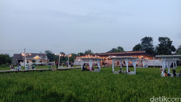 Resto Natural ini dibuka sejak 18 Januari 2021. Resto itu berkonsep kuliner jajanan dengan berbagai macam menu. Resto Natural ini dibuka sejak 18 Januari 2021. Resto itu berkonsep kuliner jajanan dengan berbagai macam menu.