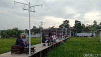 Di sana terdapat puluhan tempat duduk.
