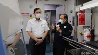 Menteri Koordinator Bidang Kemaritiman dan Investasi (Menko Marves) Luhut Binsar Pandjaitan hari ini meninjau Mobile Lab Bio Safety Level 2 hasil karya Tim Gugus Tugas Riset dan Inovasi Teknologi untuk Penanganan COVID-19 (TFRIC19).