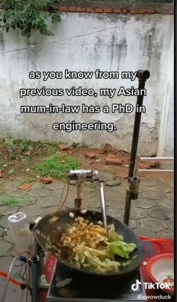 Teknisi Bikin Robot Masak Chinese Food