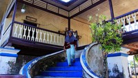 Seorang ahli waris dari Datuk Laksamana Raja Di Laut IV berjalan menuruni tangga rumah peninggalan Laksamana Ali Akbar di Kecamatan Bukit Batu, Bengkalis, Riau, Minggu (24/1/2021).