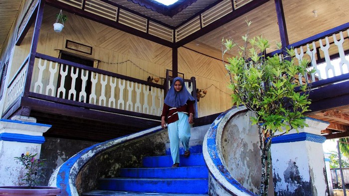 Seorang ahli waris dari Datuk Laksamana Raja Di Laut IV mengamati kondisi ruangan sel tahanan yang terletak di bagian bawah rumah peninggalan Laksamana Ali Akbar di Kecamatan Bukit Batu, Bengkalis, Riau, Minggu (24/1/2021). Rumah peninggalan Laksamana Ali Akbar atau digelar Datuk Laksamana Raja Di Laut IV yang dibangun sekitar tahun 1908-1928 tersebut saat ini masih terawat dengan baik dan menjadi salah satu situs budaya Melayu Riau yang selalu dikunjungi wisatawan. ANTARA FOTO/Aswaddy Hamid/wsj.