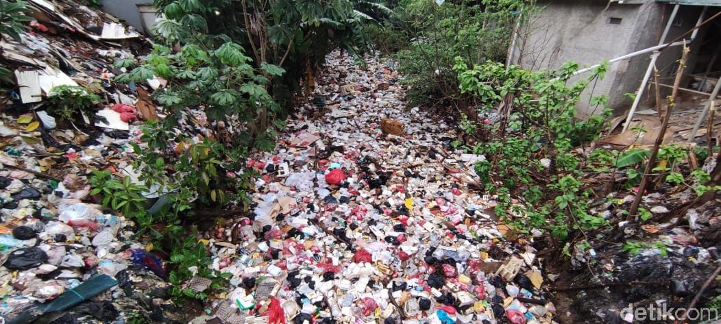 Sampah di Kali Baru Cijantung, Kampung Palsigunung, Cimanggis, Depok, Jawa Barat. (Taufieq Renaldi Arfiansyah/detikcom)