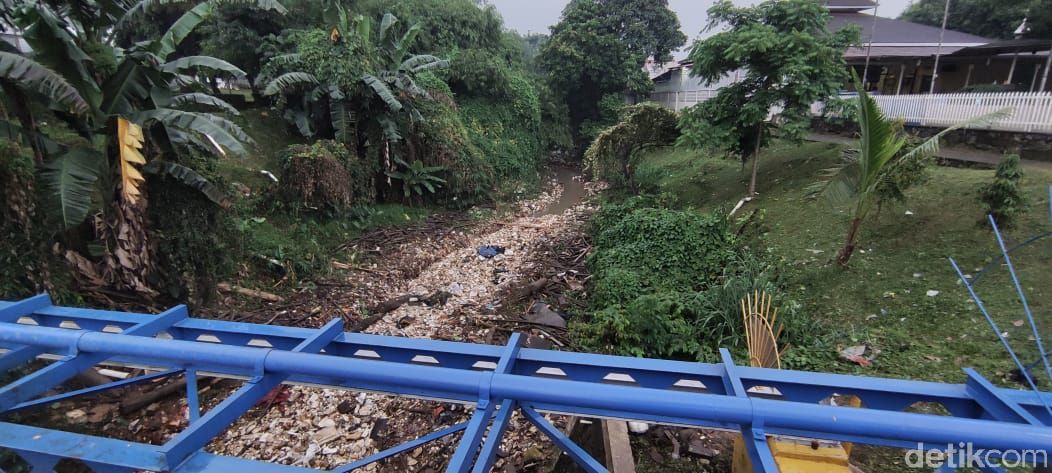 Sampah di Kali Baru Cijantung, Kampung Palsigunung, Cimanggis, Depok, Jawa Barat. (Taufieq Renaldi Arfiansyah/detikcom)