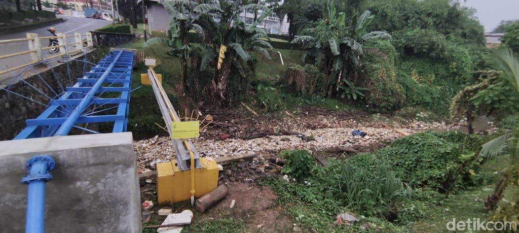 Sampah di Kali Baru Cijantung, Kampung Palsigunung, Cimanggis, Depok, Jawa Barat. (Taufieq Renaldi Arfiansyah/detikcom)