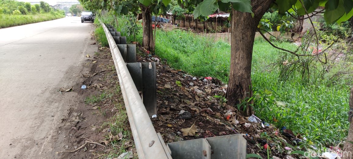 Sampah jelang Gerbang Tol Kalimalang 1, 25 Januari 2021. (Taufieq RA/detikcom)