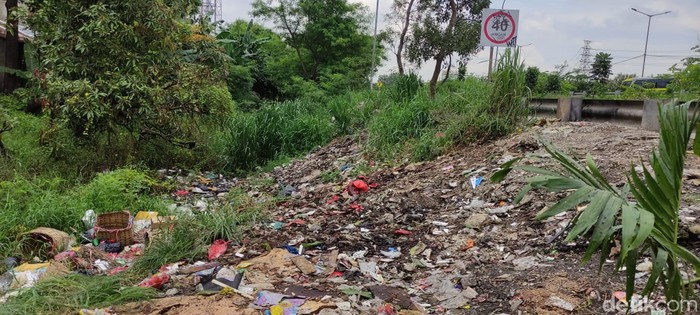 Sampah jelang Gerbang Tol Kalimalang 1, 25 Januari 2021. (Taufieq RA/detikcom)
