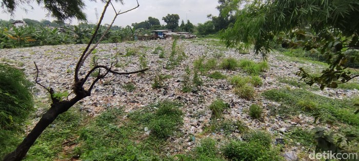Sampah seluas lapangan sepakbola di Kampung Caman, tak jauh dari Gerbang Tol Kalimalang 1, Bekasi. 25 Januari 2021. (Taufieq Renaldi Arfiansyah/detikcom)