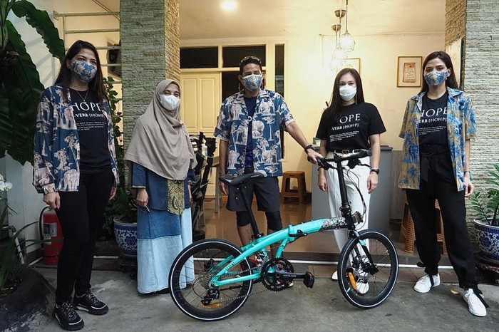 Sandiaga menerima sepeda HOPE Sandiaga menerima sepeda HOPE