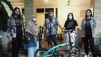 Menparekraf Sandiaga Uno saat menerima sepeda “Bike for Hope” di Nur Corner, Jakarta Selatan, Minggu (24/1/2020) mengapresiasi gerakan yang digagas Wulan Guritno bersama Amanda Soekasah, dan Jannah Soekasah Joesoef untuk menggalang dana membantu para pelaku Parekraf khususnya subsektor film yang saat ini terdampak pandemi COVID-19.