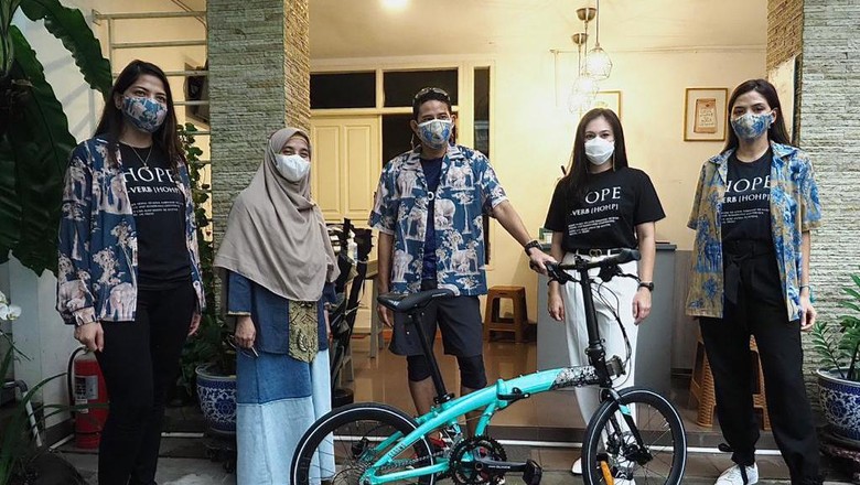 Sandiaga menerima sepeda HOPE Sandiaga menerima sepeda HOPE