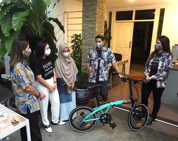 Wulan Guritno juga menjelaskan, antusias masyarakat dengan gerakan ini terlihat dari banyaknya pemesan sepeda yang kurang dari satu bulan penjualannya menembus 880 unit sepeda bermerk Ecosmo Z9 Hope tersebut, yang di bagian rangka dekat ban depan, terdapat teks Hope dan Hope is a Walking Dream. Wulan Guritno juga menjelaskan, antusias masyarakat dengan gerakan ini terlihat dari banyaknya pemesan sepeda yang kurang dari satu bulan penjualannya menembus 880 unit sepeda bermerk Ecosmo Z9 Hope tersebut, yang di bagian rangka dekat ban depan, terdapat teks Hope dan Hope is a Walking Dream.