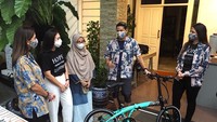 Wulan Guritno juga menjelaskan, antusias masyarakat dengan gerakan ini terlihat dari banyaknya pemesan sepeda yang kurang dari satu bulan penjualannya menembus 880 unit sepeda bermerk Ecosmo Z9 Hope tersebut, yang di bagian rangka dekat ban depan, terdapat teks Hope dan Hope is a Walking Dream.