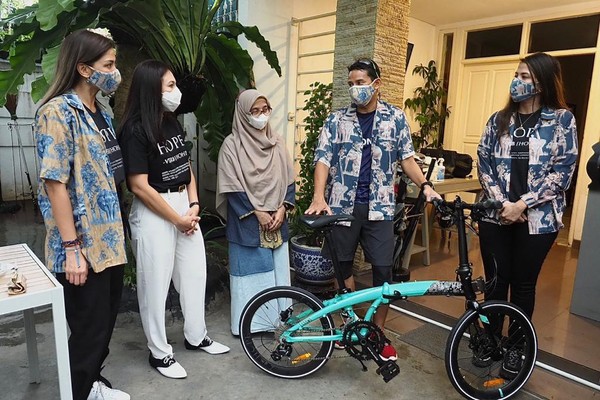 Wulan Guritno mengungkapkan gerakan yang digagas bersama Yayasan Hope ini muncul lantaran para pelaku industri hiburan tanah air memang menjadi salah satu kelompok yang paling terdampak pandemi. Ketiadaan pertunjukan musik dan aktivitas syuting film selama masa PSBB membuat banyak yang merasakan kesulitan dalam hal ekonomi. Wulan Guritno mengungkapkan gerakan yang digagas bersama Yayasan Hope ini muncul lantaran para pelaku industri hiburan tanah air memang menjadi salah satu kelompok yang paling terdampak pandemi. Ketiadaan pertunjukan musik dan aktivitas syuting film selama masa PSBB membuat banyak yang merasakan kesulitan dalam hal ekonomi.