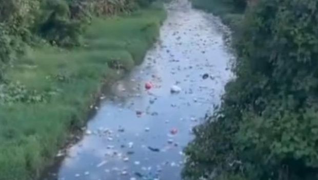 Screenshot video viral banyak sampah hanyut di Sungai Bedera di Medan