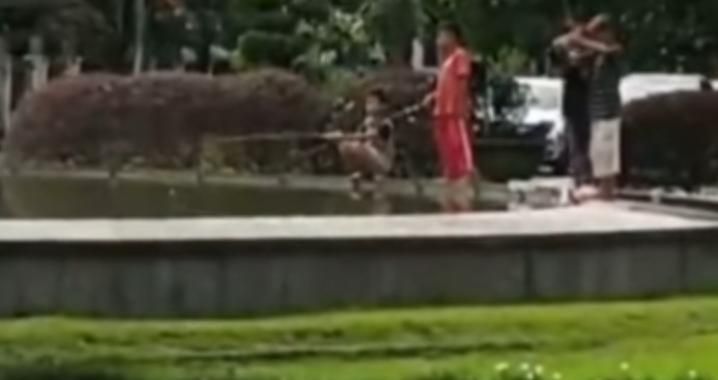 Screenshot video viral bocah mandi-mancing di air mancur dekat rumdin Gubsu Edy di Medan (dok. Istimewa)
