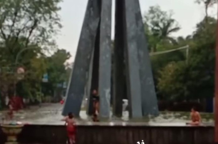 Screenshot video viral bocah mandi-mancing di air mancur dekat rumdin Gubsu Edy di Medan (dok. Istimewa)