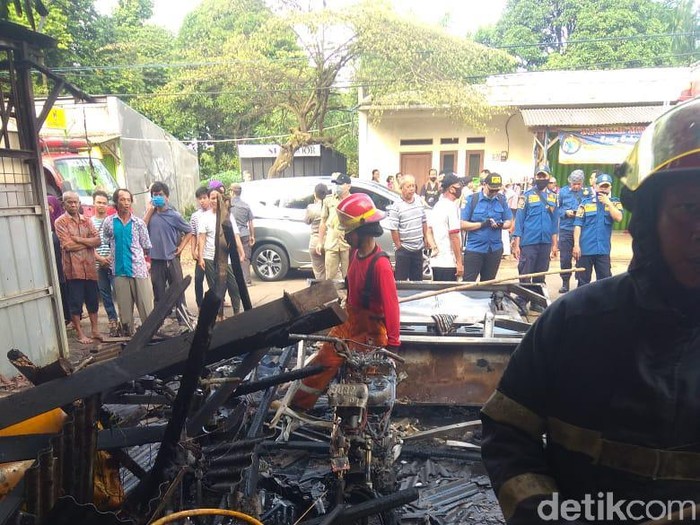 Sebuah rumah dan 4 motor ludes akibat kebakaran pom mini di Bogor