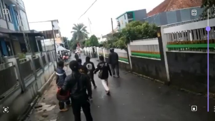 Sekelompok orang terlibat keributan di Sukabumi.