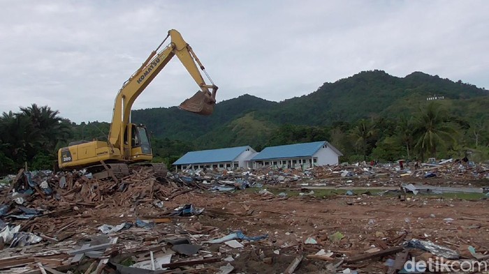 Sekolah di Sulbar yang rusak akibat gempa dirobohkan (Abdy/detikcom).