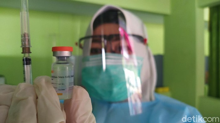 Seorang nakes di Blora menujukkan vial vaksin COVID-19