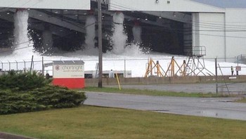 Sistem pemadam kebakaran di hanggar pesawat sedang bekerja. Foto: Bored Panda