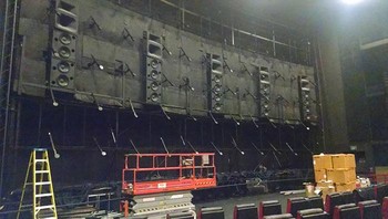 Sisi belakang layar bioskop, kita cuma tahu sisi depannya. Foto: Bored Panda