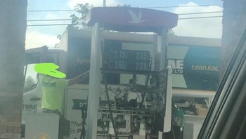 Membedah pom bensin. Foto: Bored Panda