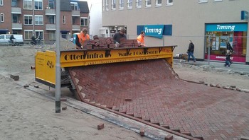 Cara membuat jalanan konblok di Belanda. Foto: Bored Panda