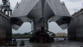 Bagian bawah atau lambung kapal perang, ternyata seperti itu ya. Foto: Bored Panda