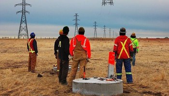 Salah satu cara meletakkan menara listrik di lokasinya. Foto: Bored Panda