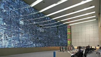 Suasana pengawas lalu lintas di Beijing dengan layar raksasa. Foto: Bored Panda