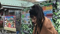 Saat liburan ke Jepang, Song Yoo Jung juga membagikan momennya. Saat itu, ia berfoto di depan vending machine. Foto: Instagram @u_jjooung