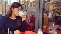 Yoo Jung juga pernah berlibur ke Jerman. Begini posenya saat ngopi di sebuah coffee shop di Jerman. Foto: Instagram @u_jjooung