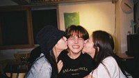 Bersama para sahabatnya, Song Yoo Jung pernah mengabadikan momen mereka. Mereka terlihat bahagia sambil menikmati minuman alkohol di malam hari. Foto: Instagram @u_jjooung