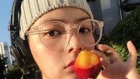 Song Yoo Jung juga pernah membagikan posenya saat sedang menikmati buah plum yang asam segar. Foto: Instagram @u_jjooung