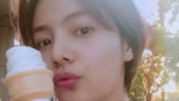 Dalam akun Instagram pribadinya @u_jjooung, Song Yoo Jung aktif membagikan aktivitasnya. Mulai dari pekerjaan, liburan, hingga momen kulinernya. Seperti posenya saat makan es krim ini. Foto: Instagram @u_jjooung