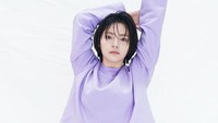 School 2017 menjadi salah satu drama yang dibintangi oleh Song Yoo Jung. Dalam drama ini ia berperan sebagai Choi Hyun Jung, anggota geng Yong Gun yang kerap menindas Bora. (Foto: dok. Instagram @u_jjooung)  