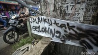 Warga yang resah menuliskan beberapa sindiran agar jalan cepat diperbaiki.
