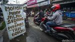 Spanduk Lucu Hingga Pohon Pisang Sindir Jalan Rusak di Bogor